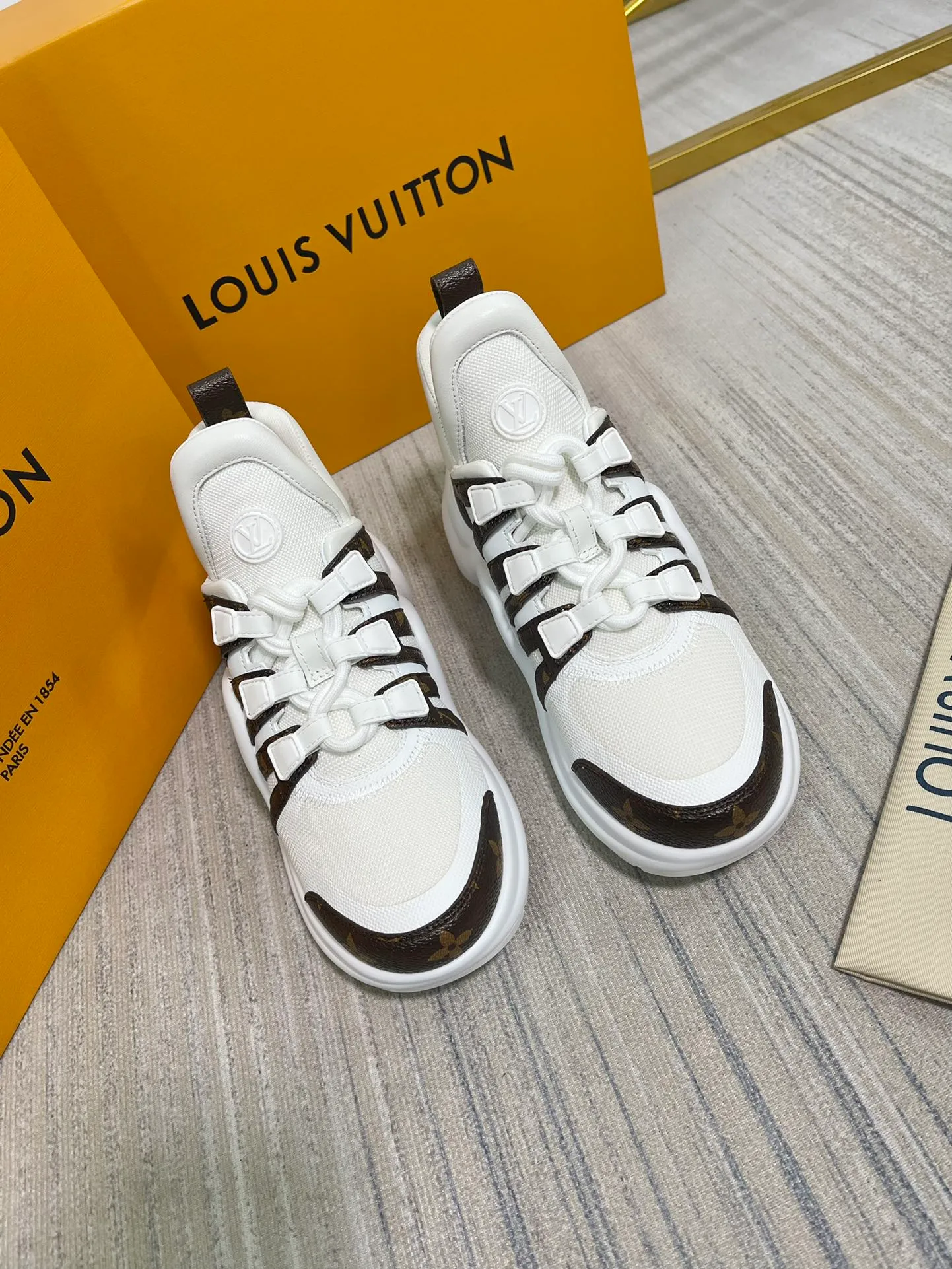 👟👟Ex-factory price 720👟👟 Women's shoes, women's clothing, Louis Vuitton 2022ss LV's new Archlight series new color matching dad shoes. The boss ordered three pairs of yb shoes at the first time. The counters are not on sale. We are definitely the first to get the genuine products developed by the entire network. The material of each color matching is exclusively customized from the original version, which is consistent with the authentic product. The sole is YB molded high-elastic foam sole. The mold fee is as high as tens of thousands. The upper is made of high-tech fabric to create a soft and elastic upper. The materials and methods are consistent with YB. 35-40 (40.41 can be customized without return or exchange)
